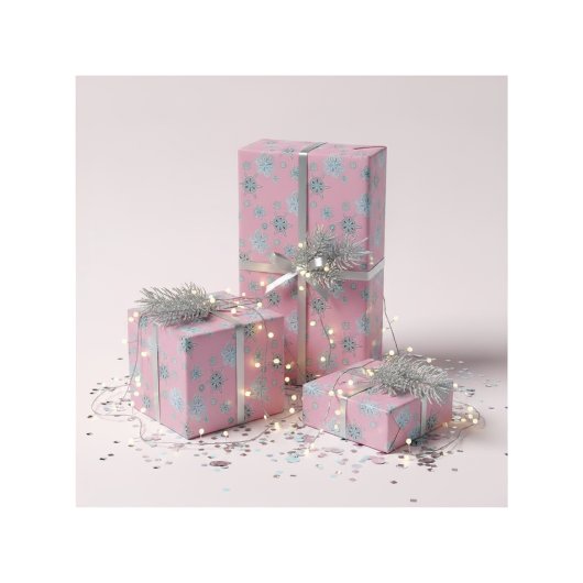 sneeuwvlokken in lichtroze cadeaupapier