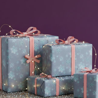 sneeuwvlokken in stoffig blauw cadeaupapier