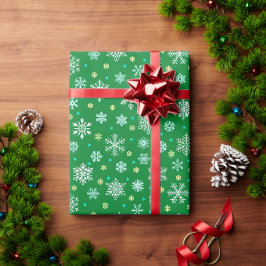 Sneeuwvlokken in verschillende vormen groene feest cadeaupapier