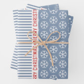 Sneeuwvlokken, kerstbomen en stoffige blauwe strep inpakpapier vel (In situ)