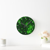 Sneeuwvlokken met groene achtergrond ronde klok (Huis)