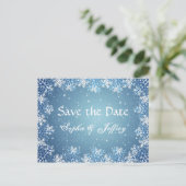 Sneeuwvlokken op blauw bruiloft Save the date Brie Aankondigingskaart (Staand voorkant)