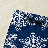 Sneeuwvlokken op donkerblauw strandlaken (In situ)