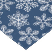 Sneeuwvlokken op donkerblauw tafelkleed (Gekanteld)