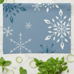 Sneeuwvlokken op een blauwe achtergrond theedoek<br><div class="desc">Witte en donkerblauwe sneeuwvlokken en deze blauwe handdoek. Een mooie toevoeging aan je kerstkeuken of om in een keuken geïnspireerde cadeaumandje te plaatsen. Het blauwe en witte is ook mooi voor Hanukkah. Een mooie handdoek die hard voor je werkt in de keuken als keukenhanddoek of als decoratief stuk.</div>