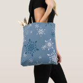 Sneeuwvlokken op een blauwe achtergrond tote bag (Dichtbij)