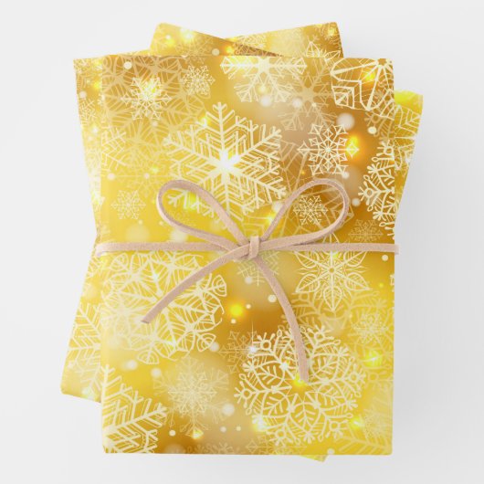 Sneeuwvlokken op gouden bodem inpakpapier vel (In situ)