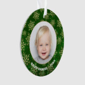 Sneeuwvlokken op groene foto Acrylaal Ornament (voorkant)