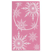 Sneeuwvlokken op het roze winterhuwelijk klein cadeauzakje (Achterkant)