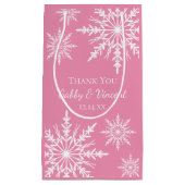 Sneeuwvlokken op het roze winterhuwelijk klein cadeauzakje (Voorkant)