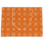 Sneeuwvlokken op Oranje kerstcadeau Groot Cadeauzakje (Voorkant)