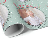 Sneeuwvlokken op pasteelgroen | Kerstfeest met fot Cadeaupapier (Rol Hoek)