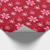 Sneeuwvlokken op rood kerstpapier cadeaupapier (Hoek)