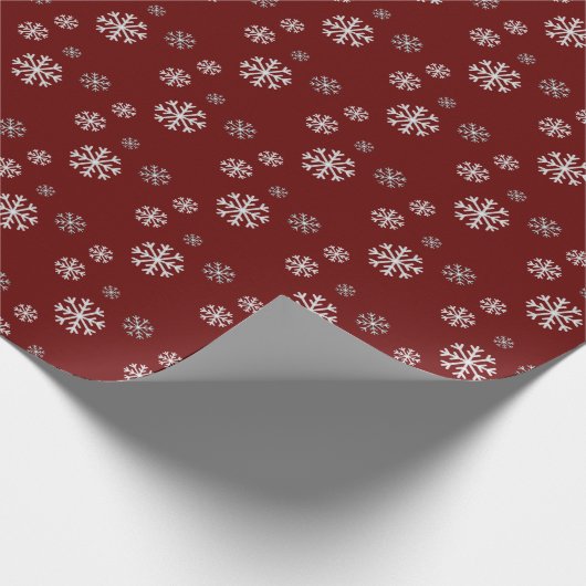 Sneeuwvlokken op rood verpakkingspapier cadeaupapier (Hoek)