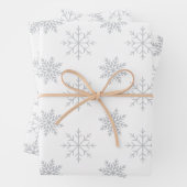 Sneeuwvlokken op wit inpakpapier vel (In situ)