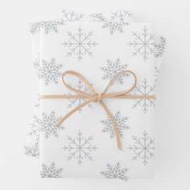 Sneeuwvlokken op wit inpakpapier vel