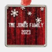 Sneeuwvlokken over rustiek rood hout - Personalise Metalen Ornament (Voorkant)