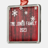 Sneeuwvlokken over rustiek rood hout - Personalise Metalen Ornament (Links)
