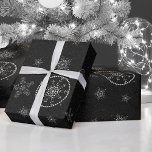 Sneeuwvlokken Sparkles Glitter Black Christmas Chi Cadeaupapier<br><div class="desc">Een winter wonderland kerstinpakpapier ontwerp met sneeuwvlokken met een strass en glitter thema (dit zijn digitale effecten, geen echte glitter of strass!). Elegant, feestelijk en stijlvol, het zal je cadeaus opfleuren. De achtergrond is ontworpen met een zwarte glitter textuur, het toevoegen van een glinsterende, feestelijke gevoel, terwijl nog steeds een...</div>