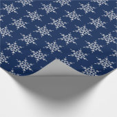Sneeuwvlokken, zilverkristallen op blauw van de ma cadeaupapier (Hoek)