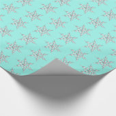 Sneeuwvlokken, zilverkristallen op bleek water cadeaupapier (Hoek)