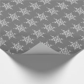 Sneeuwvlokken, zilverkristallen op koolgrijs cadeaupapier (Hoek)