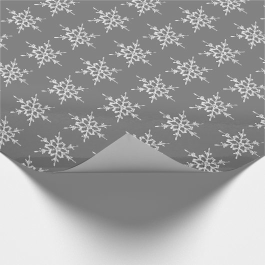 Sneeuwvlokken, zilverkristallen op koolgrijs cadeaupapier (Hoek)