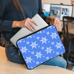Sneeuwvlokpatroon, Witte sneeuwvlokken, Sneeuw, Bl Laptop Sleeve<br><div class="desc">Kute,  leuke en schattige patronen met witte sneeuwvlokken op blauwe achtergrond. Moderne en trendy cadeau,  perfect voor de sneeuwliefhebber in je leven.</div>