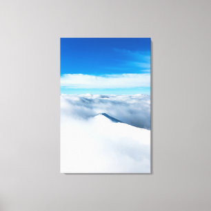 Sneeuwwinterberg in wolken canvas afdruk