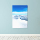 Sneeuwwinterberg in wolken canvas afdruk (Insitu (Houten vloer))