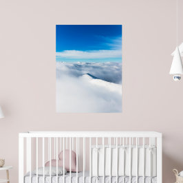 Sneeuwwinterberg in wolken poster