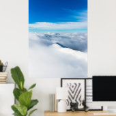 Sneeuwwinterberg in wolken poster (Thuiskantoor)