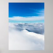 Sneeuwwinterberg in wolken poster (Voorkant)