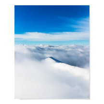 Sneeuwwinterberg in wolken