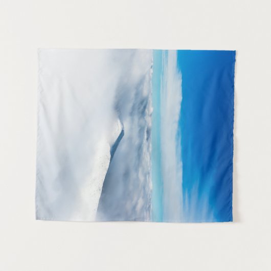 Sneeuwwinterberg in wolken wandkleed (Voorkant (horizontaal))