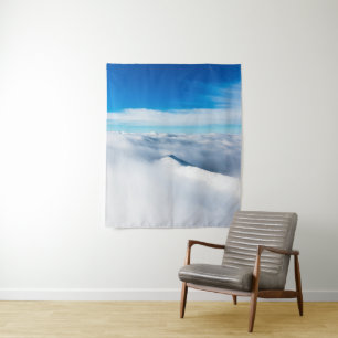 Sneeuwwinterberg in wolken wandkleed