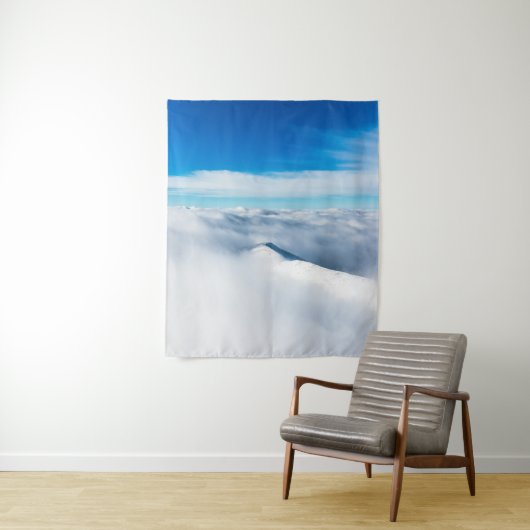 Sneeuwwinterberg in wolken wandkleed (In situ)