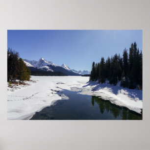 Sneeuwwitje Maligne Lake te midden van witte pieke Poster