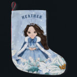 Sneeuwwitje Winter Zwart Haired Prinses Kleine Kerstsok<br><div class="desc">Deze schattige besneeuwde winterprinses kous is voorzien van een mooie jonge prinses met zwart haar met een blauw-witte sneeuwvlok jurk en warme bontgevoerde cape. De prinses wordt omringd door poinsettias. U kunt personaliseren met de naam van uw prinses!</div>