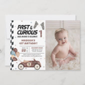 Snel en nieuwsgierig 1e bruine race auto verjaarda kaart (Voorkant)