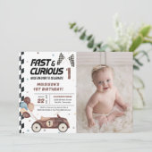 Snel en nieuwsgierig 1e bruine race auto verjaarda kaart (Staand voorkant)