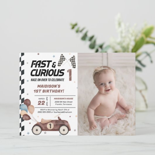 Snel en nieuwsgierig 1e bruine race auto verjaarda kaart (Staand voorkant)