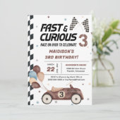 Snel en nieuwsgierig bruin race auto 3e verjaardag kaart (Staand voorkant)