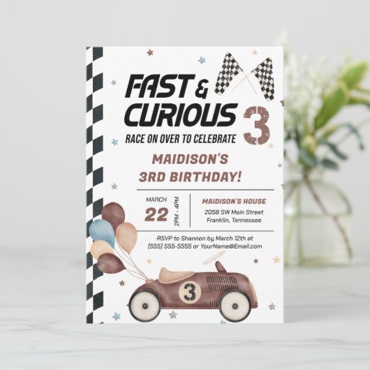Snel en nieuwsgierig bruin race auto 3e verjaardag kaart (Staand voorkant)