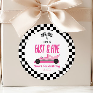 Snel & Five Roze Raceauto 5e Verjaardagsfeestje Ronde Sticker
