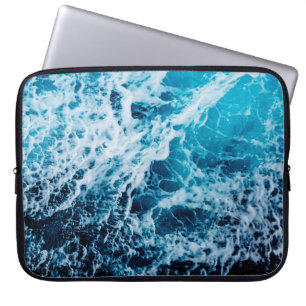 Snel zee tijdens het varen. Dramatiek en afbeeldin Laptop Sleeve