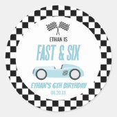 Snel & Zes Blauwe Race Auto 6e Verjaardagsfeestje Ronde Sticker (Voorkant)