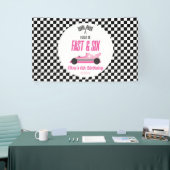 Snel & Zes Roze Race Auto 6e Verjaardagsfeestje Spandoek (Beurs)