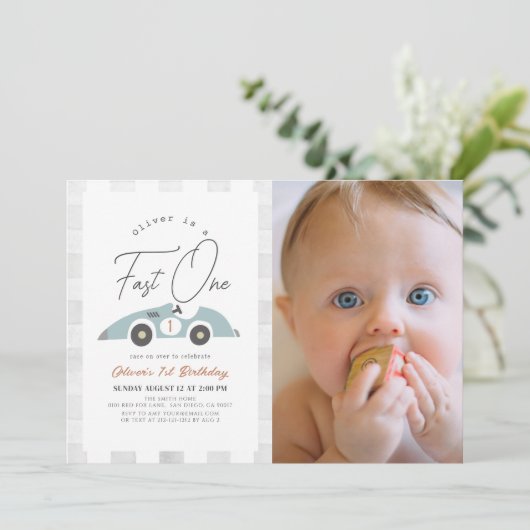 Snelle een blauwe race auto jongen 1e verjaardag f kaart (Staand voorkant)