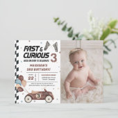 Snelle en nieuwsgierige bruine race auto 3e verjaa kaart (Staand voorkant)